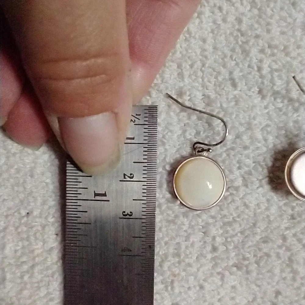 Round white wire earrings